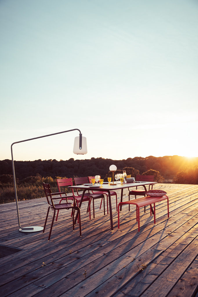 Une terrasse en bois avec une table et des chaises.