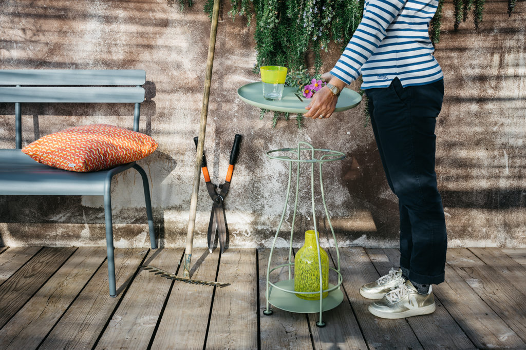 Une femme tenant un parapluie.