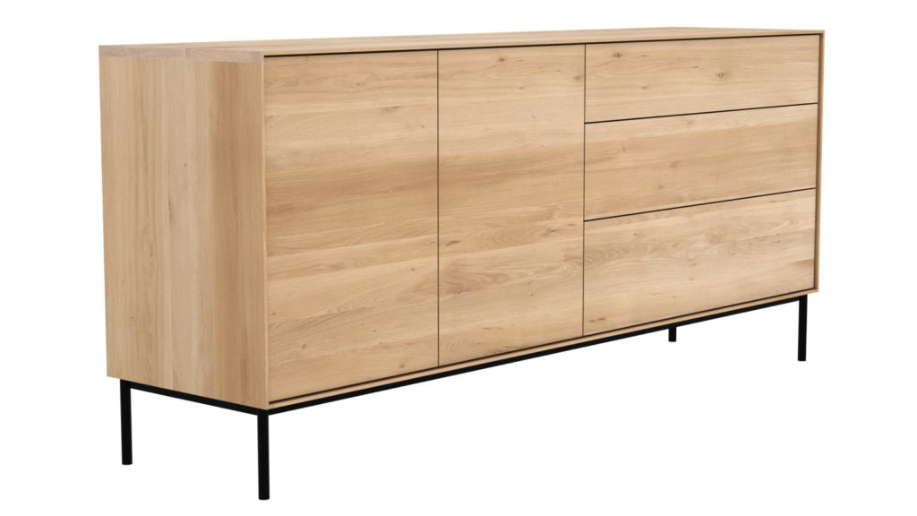 Un buffet en bois avec pieds noirs.