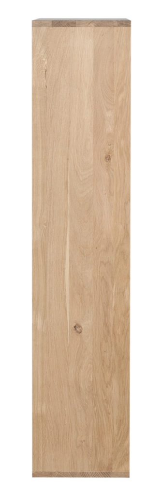 Une image d’une armoire en bois sur fond blanc.