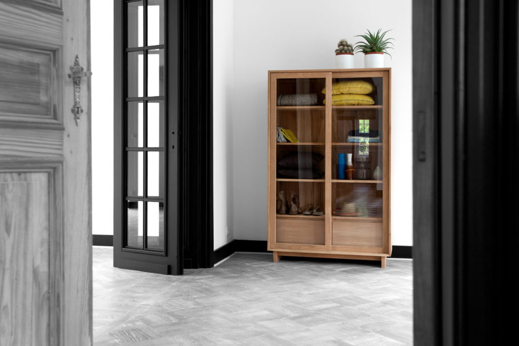 Une photo en noir et blanc d’une bibliothèque en bois.