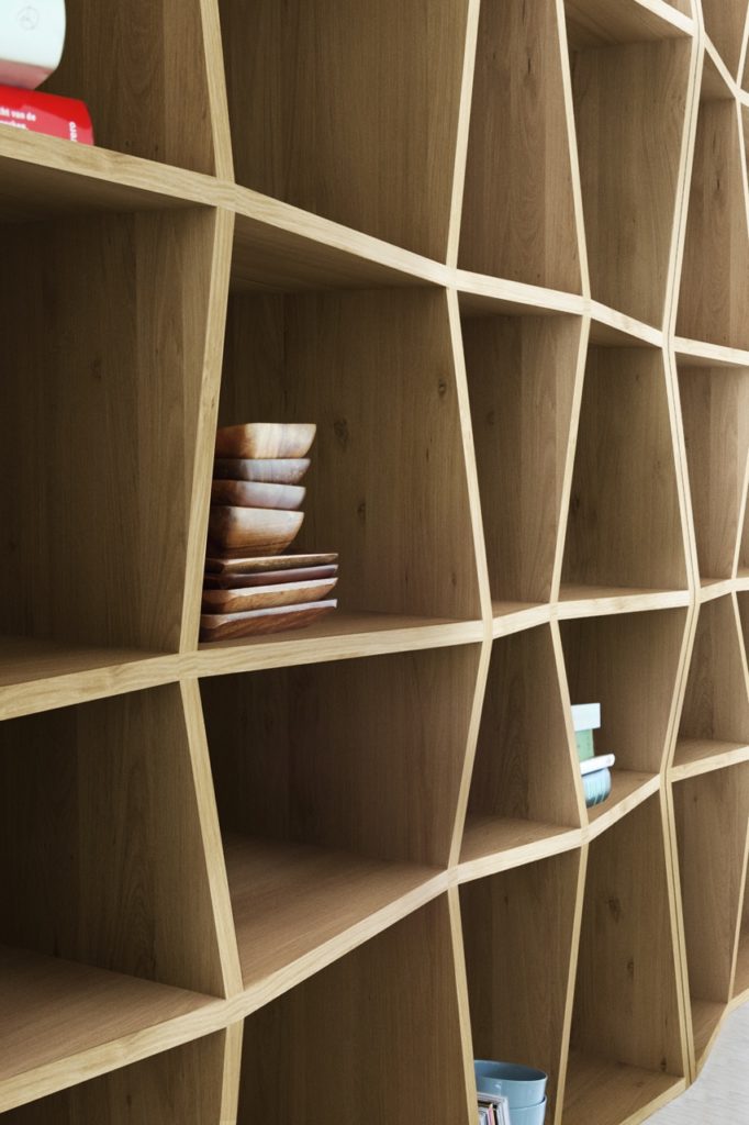 Une bibliothèque en bois avec beaucoup de livres dessus.