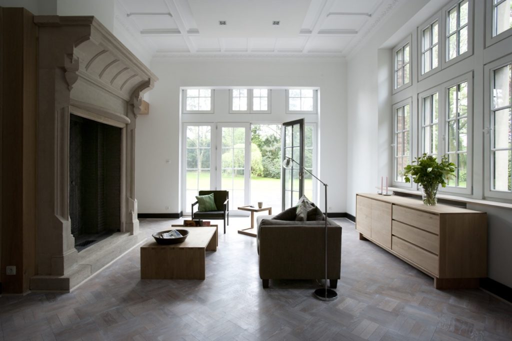 Un séjour avec parquet et cheminée.