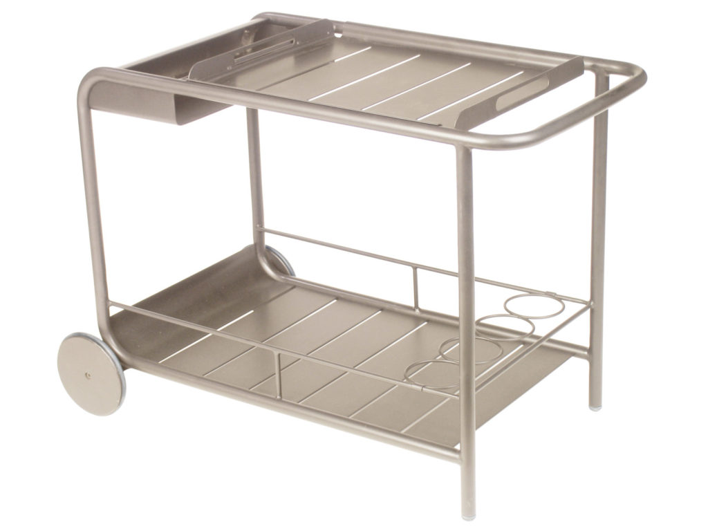 Un chariot de service en métal avec deux étagères.