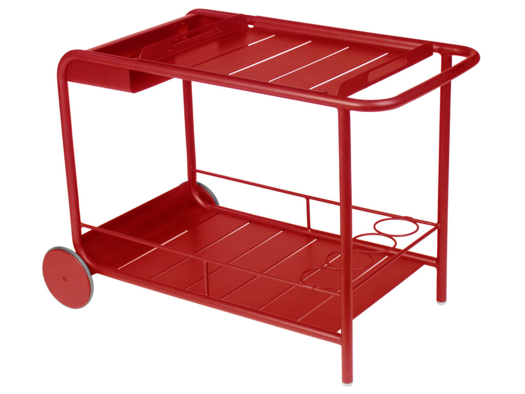 Un chariot de service en métal rouge sur roulettes.