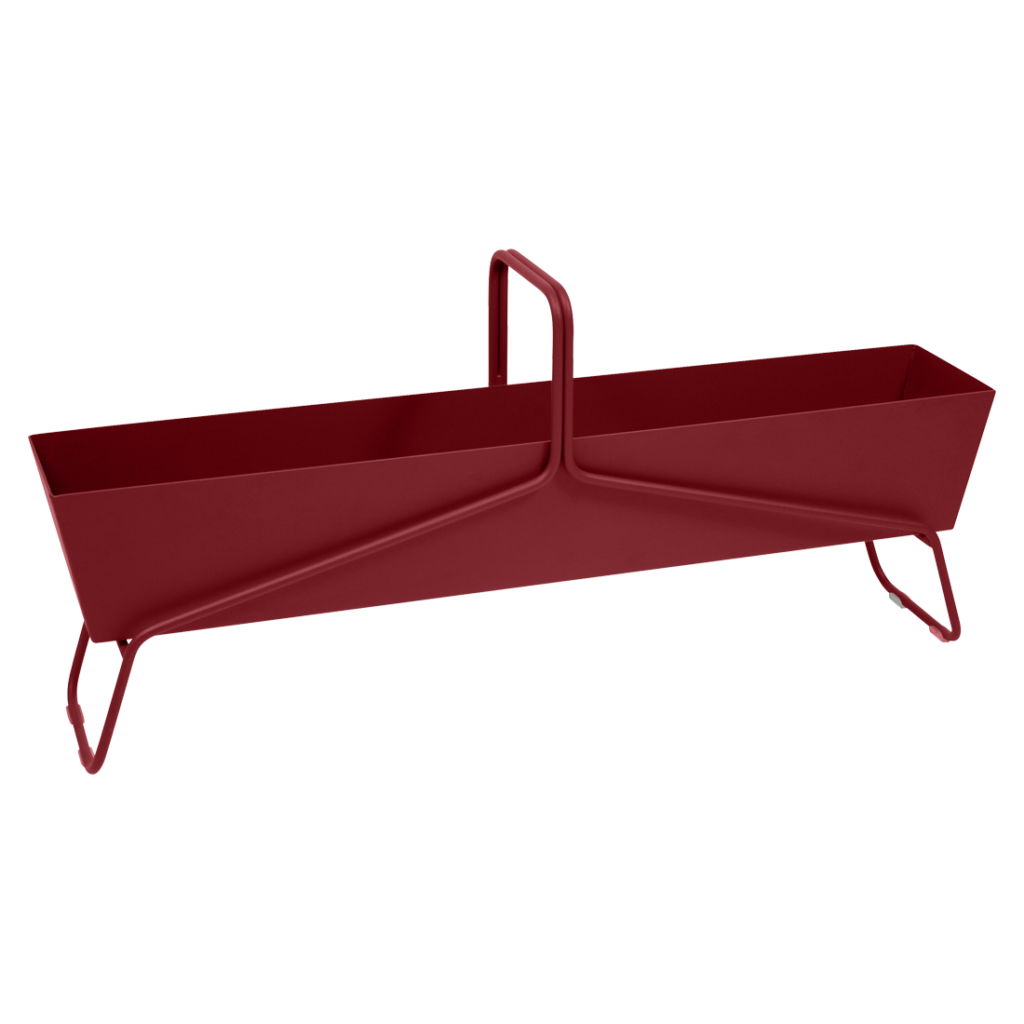 Une jardinière en métal rouge sur fond blanc.