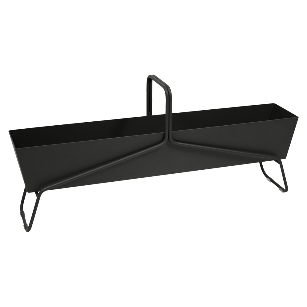 Une jardinière en métal noir sur fond blanc.