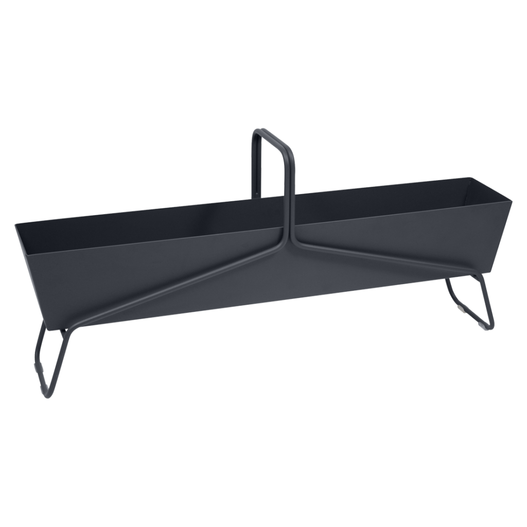 Une jardinière en métal noir sur fond blanc.