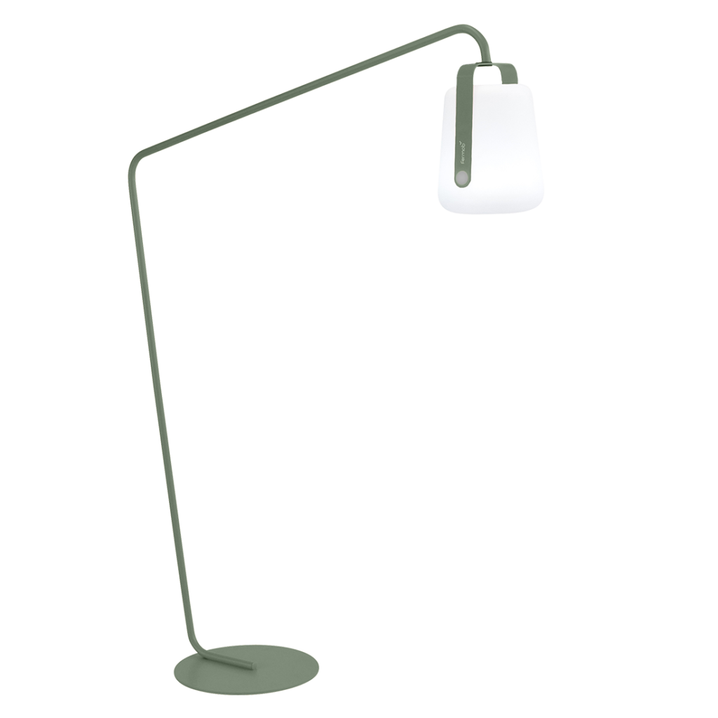 Un lampadaire avec un abat-jour vert.