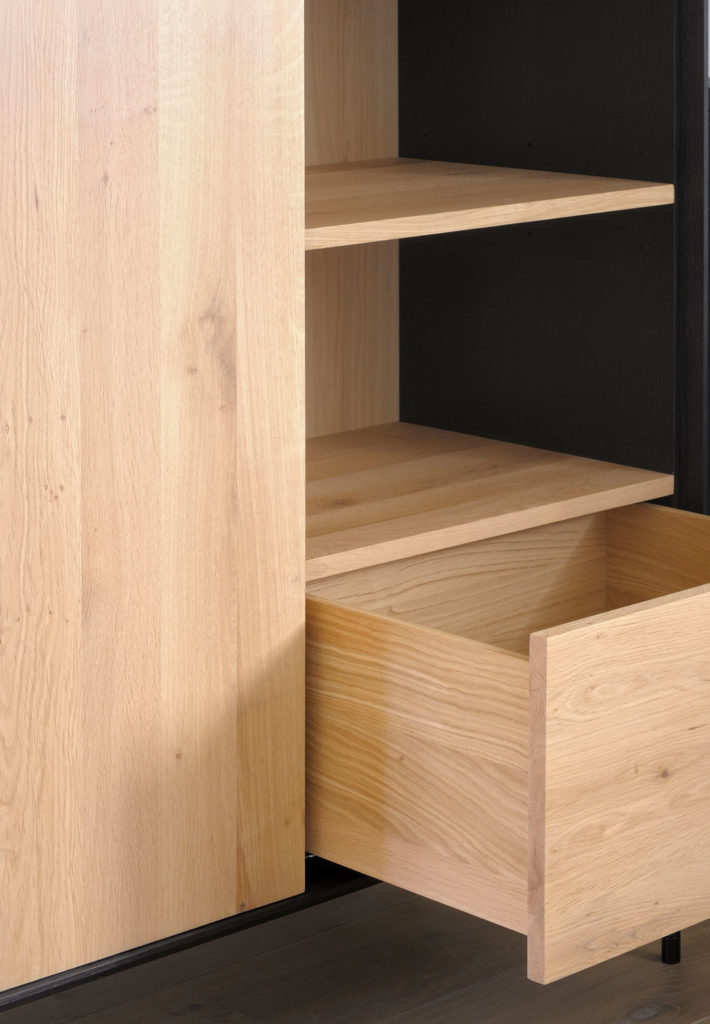 Un meuble en bois avec deux tiroirs.