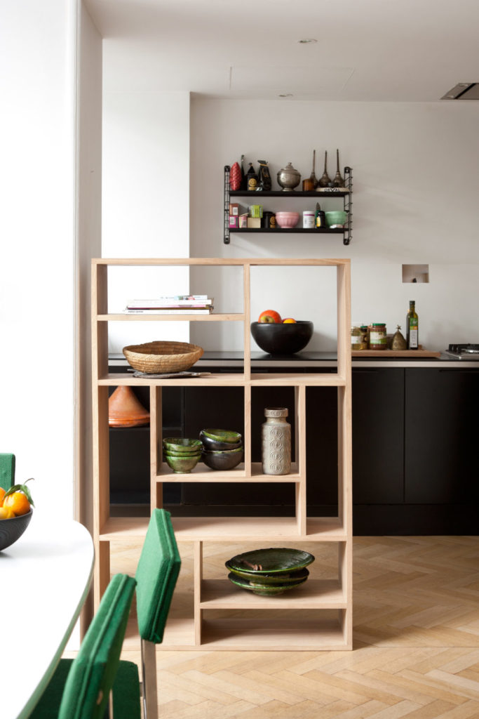 Une cuisine avec une table et des chaises en bois.