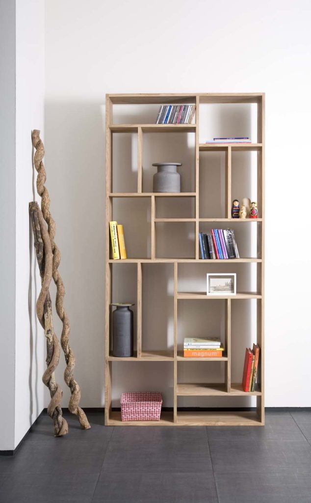 Une bibliothèque en bois dans une pièce blanche.