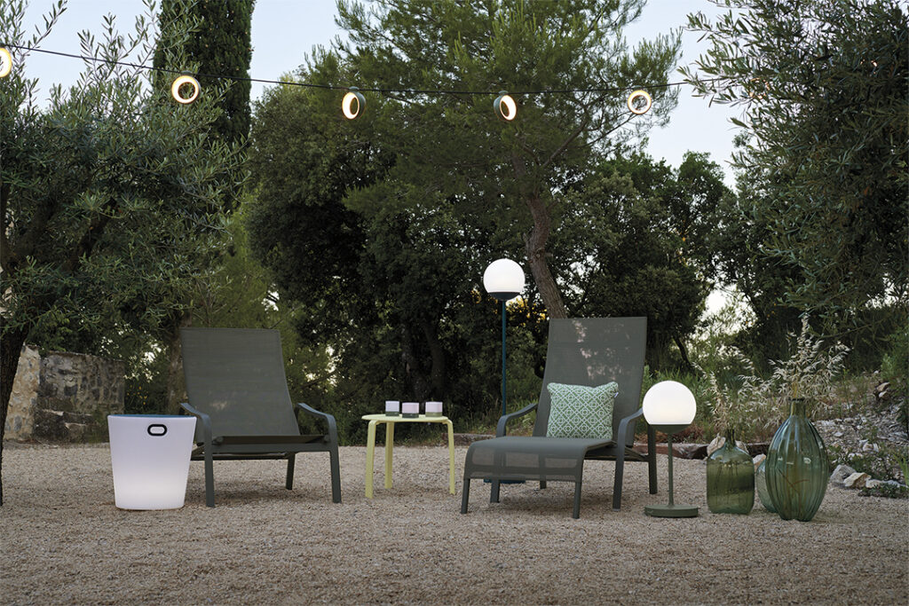 Fauteuil bas Alizé et table sur graviers.