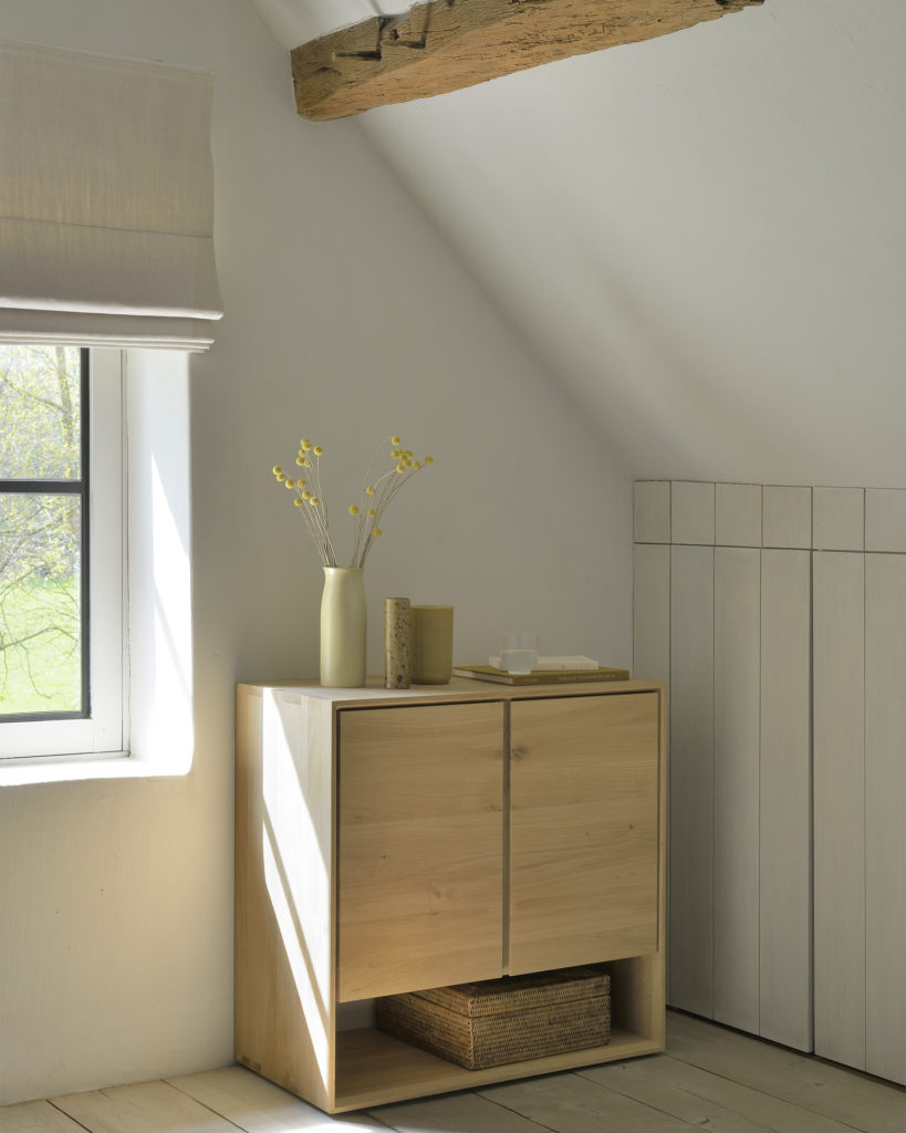 Une pièce d'inspiration nordique avec une armoire en bois et une fenêtre Buffet Nordic en chêne 2p.