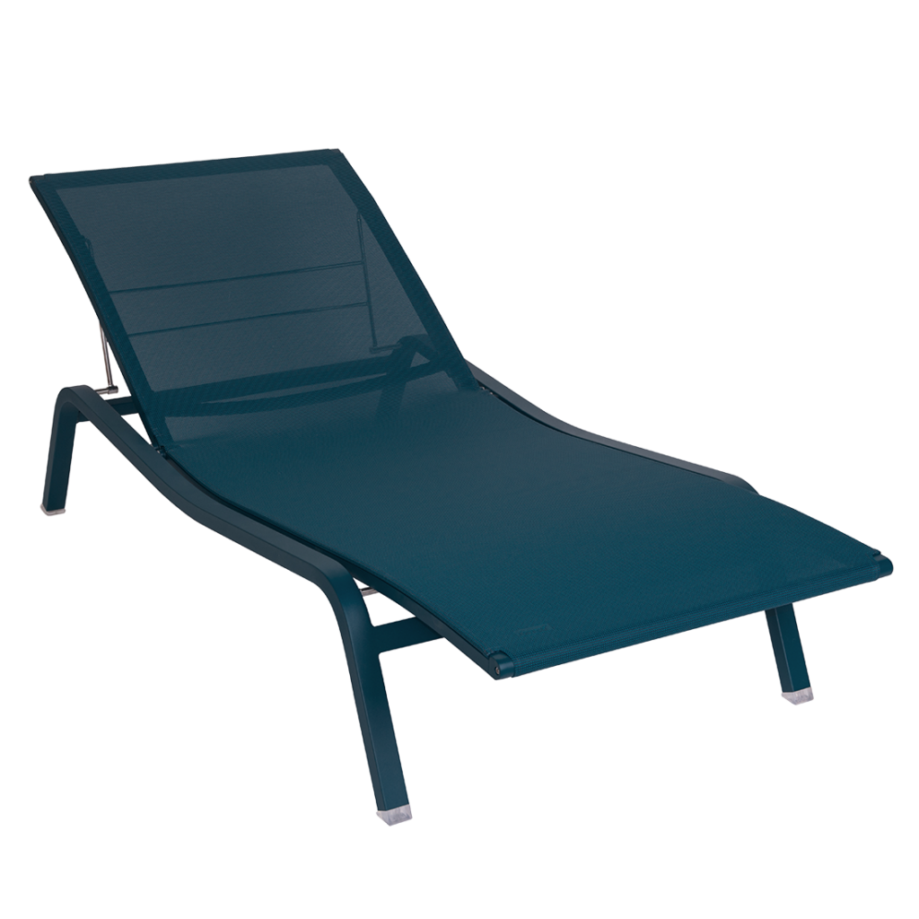 Une méridienne Bain de soleil Alize bleue sur fond blanc.