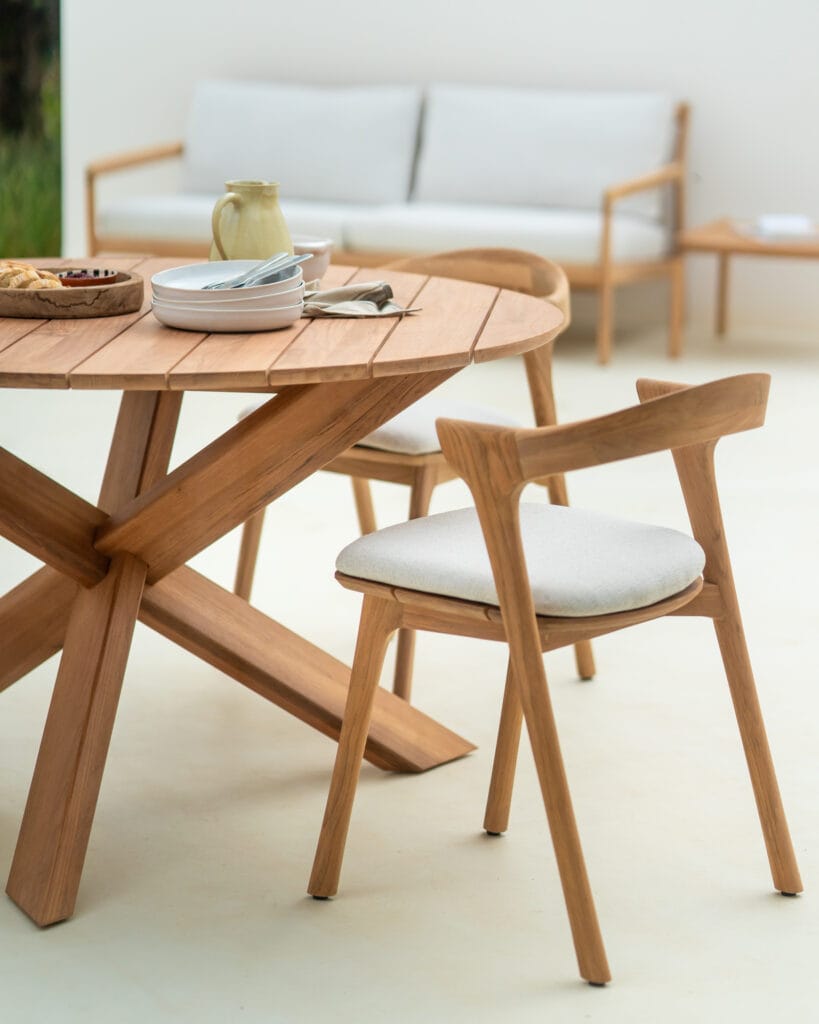 Une table à manger rustique en bois avec quatre chaises.