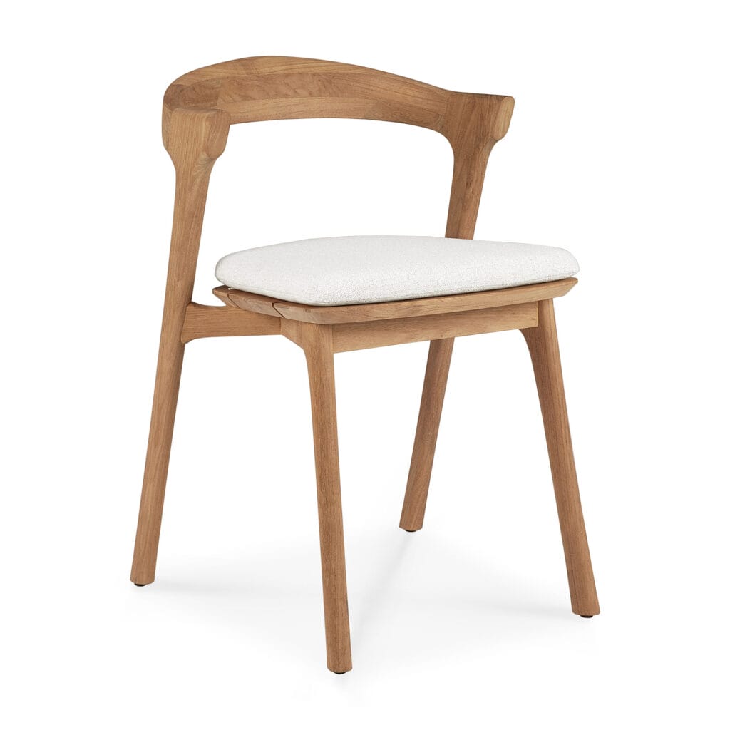 Une chaise de salle à manger en bois avec un coussin blanc pour chaise de jardin.