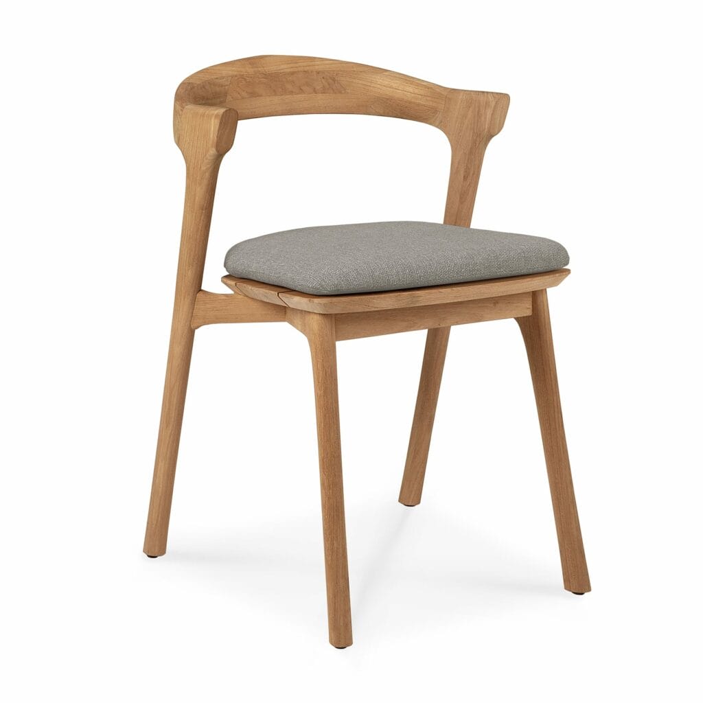 Une chaise de salle à manger en bois avec un coussin pour chaise de jardin Bok gris.