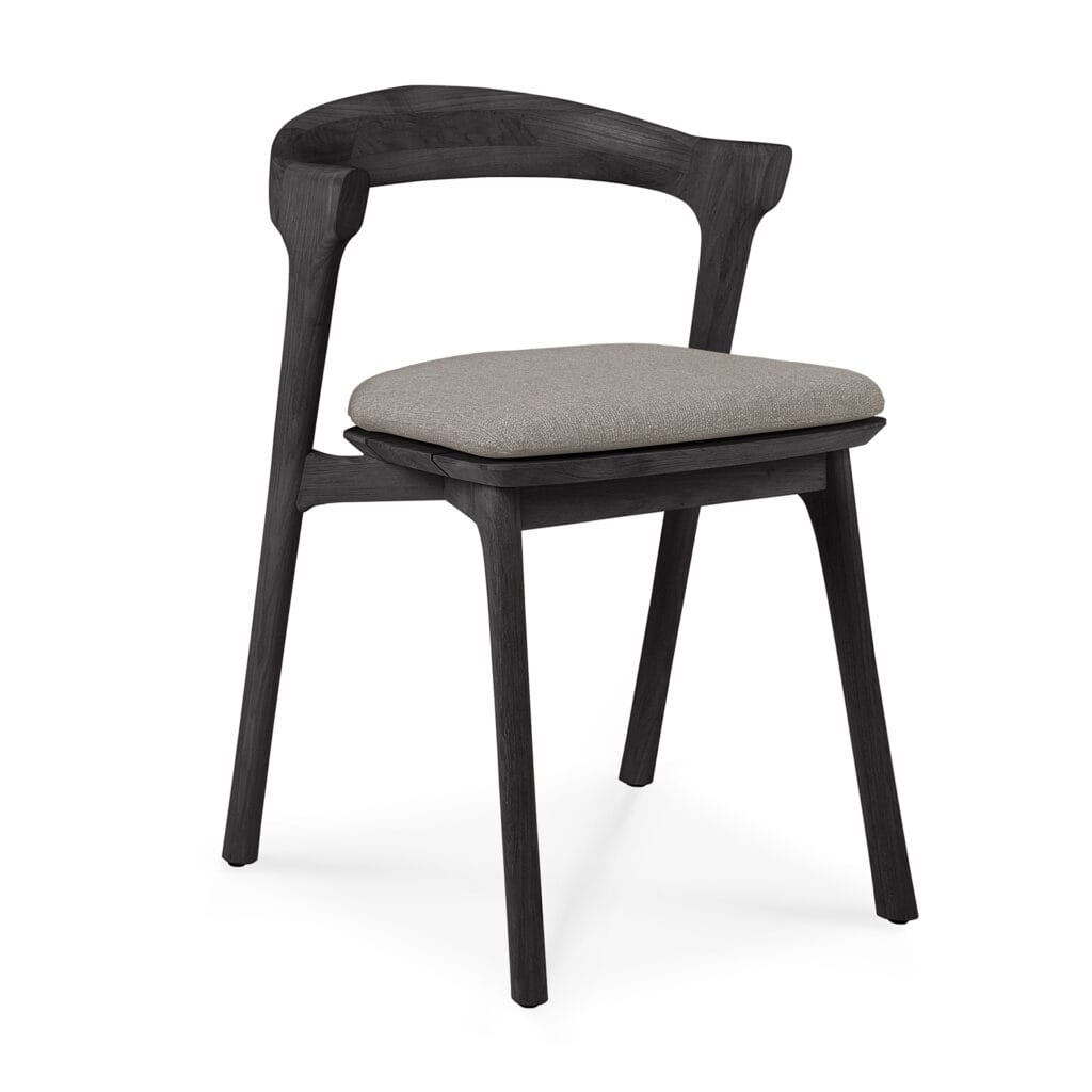 Une chaise de salle à manger noire avec un siège rembourré beige, le Coussin pour chaise de jardin Bok.