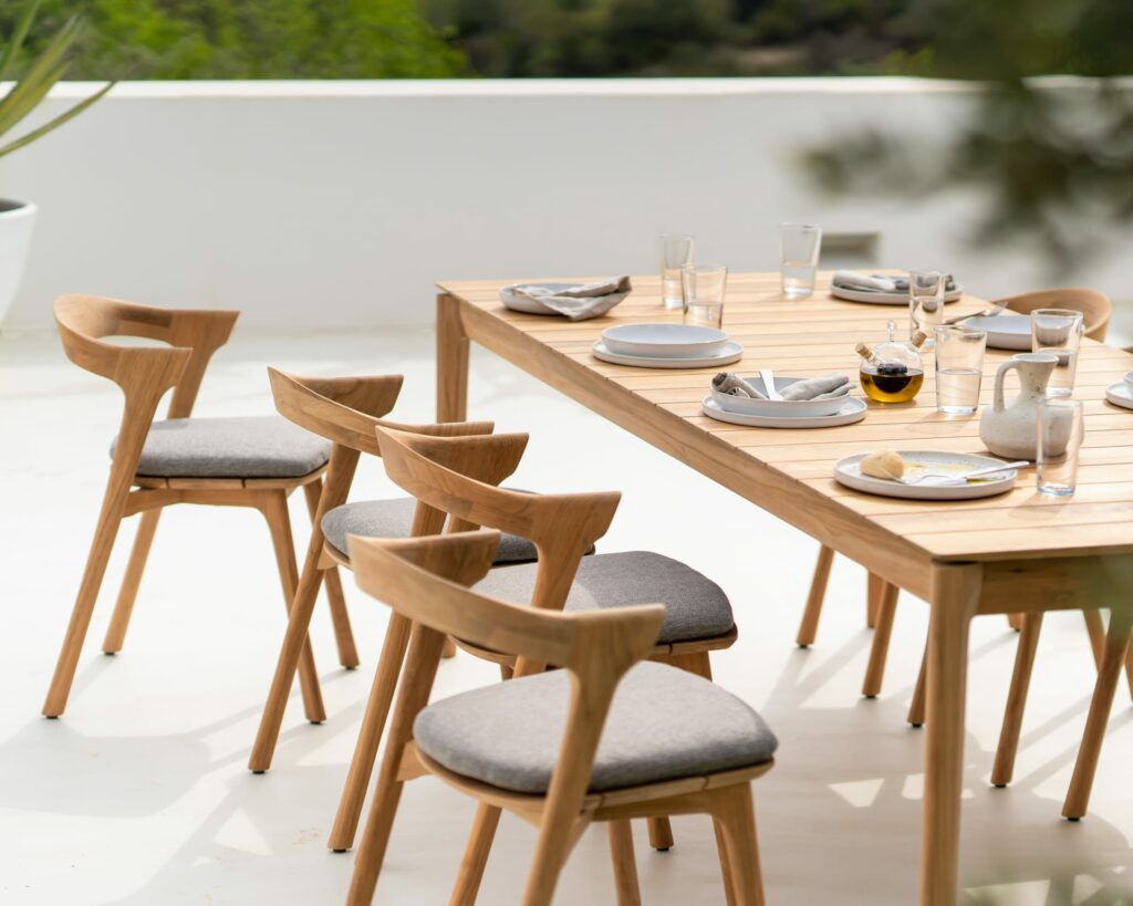 La table est en bois et est associée au Coussin pour chaise de jardin Bok.