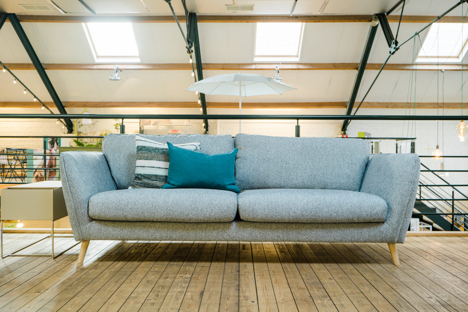 Canape Stella en tissu Sneak grey de la marque Sits dans le magasin Quatuor avec coussin sur le canape