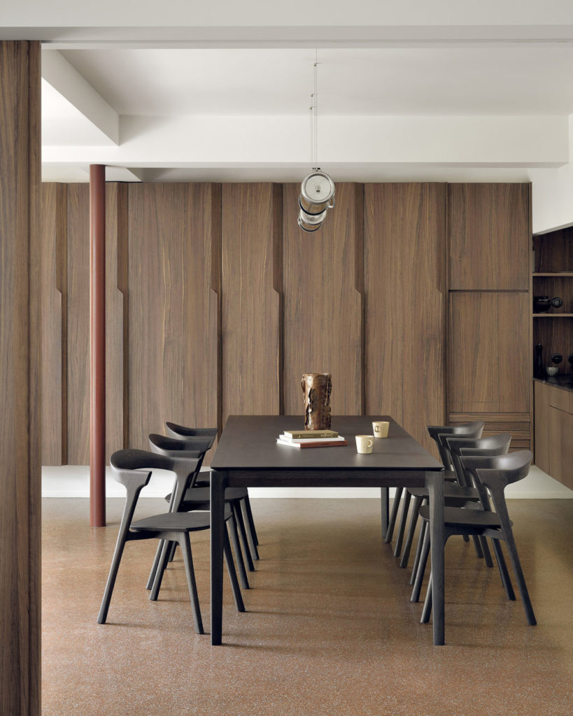 Une salle à manger ethnicraft avec une table et des chaises en bois.