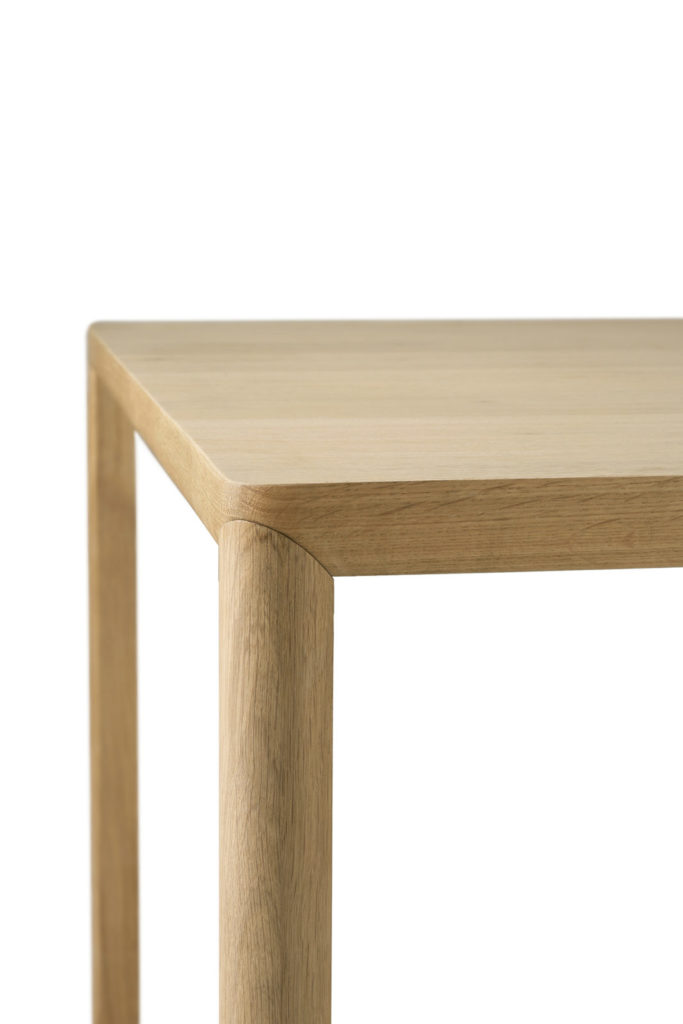 Une table en chêne avec un plateau en bois.
