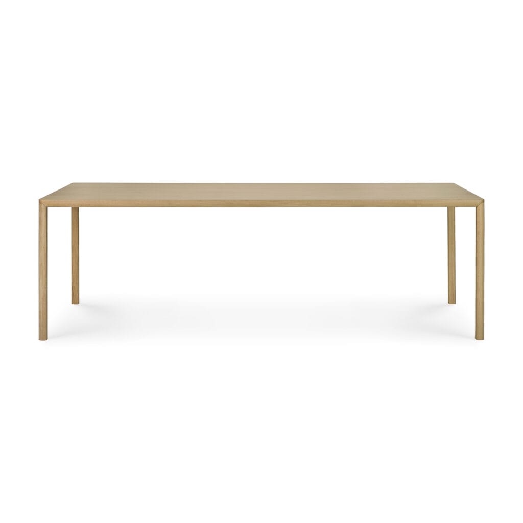 Une table en bois naturel.