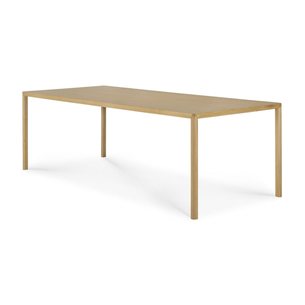 Une table rectangulaire avec des dimensions et un plateau en bois.