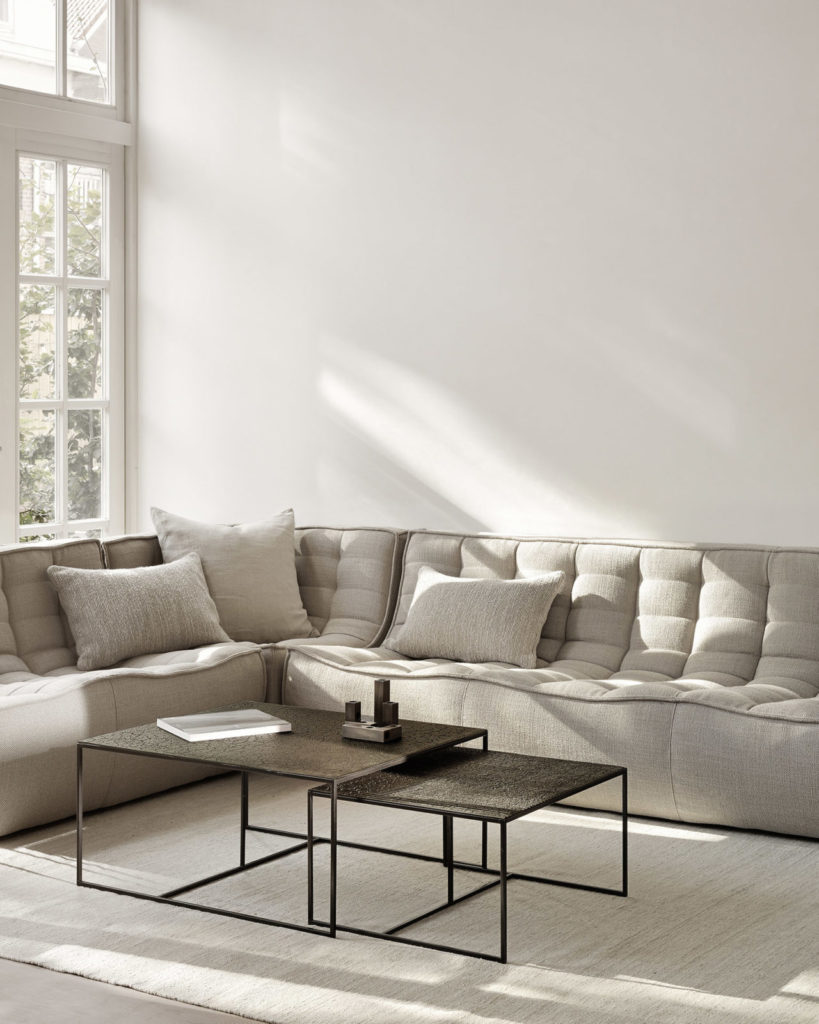 Un salon moderne avec un canapé sectionnel et un Set de 2 tables basses Pentagone.