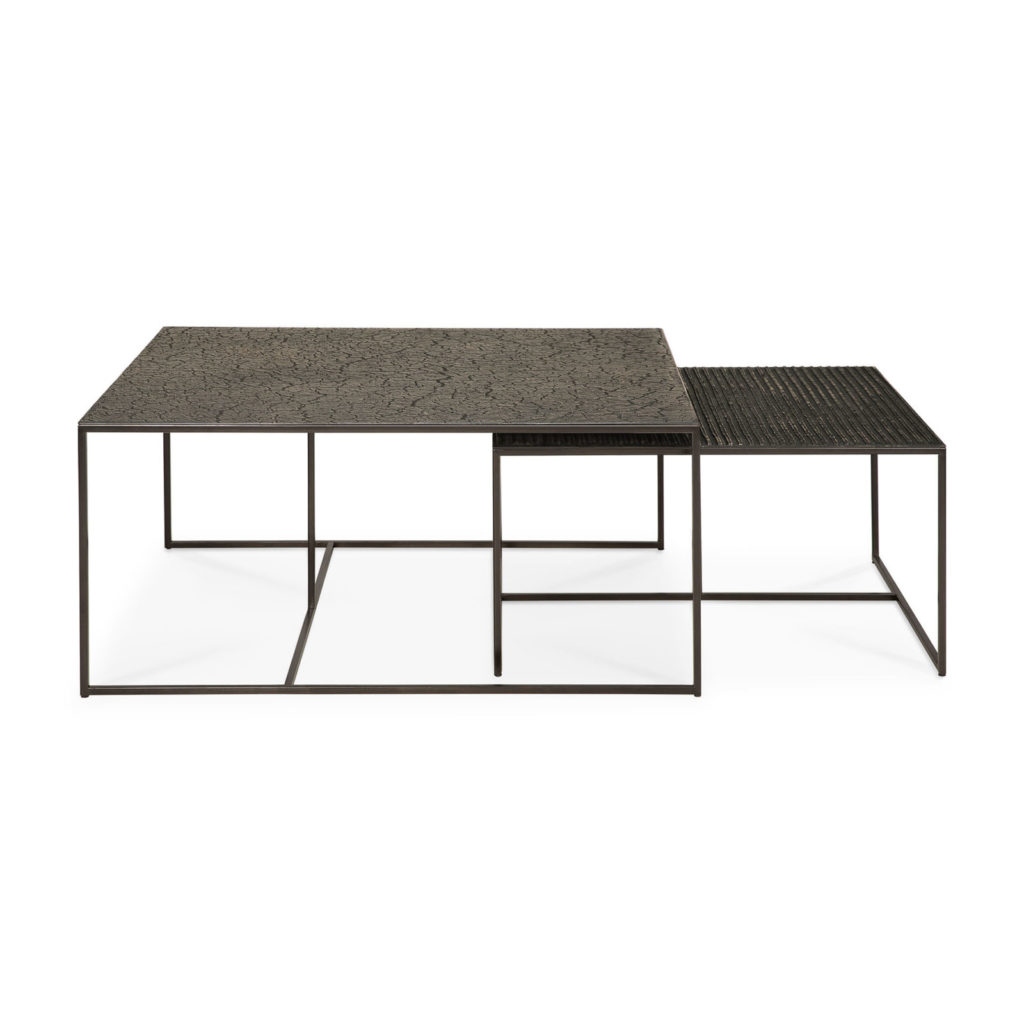 Un Set de 2 tables basses carrées Pentagone avec une structure en métal.