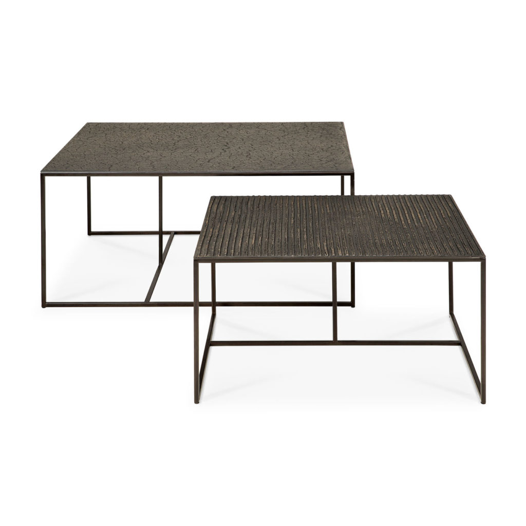 Un ensemble de 2 tables basses Pentagone avec pieds en métal sur fond blanc.