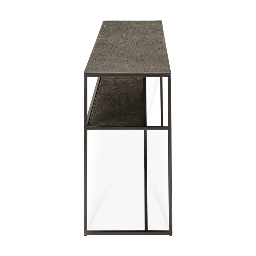 Une console Pentagone avec une structure en métal et un plateau en verre est élégamment conçue pour ajouter une touche de sophistication à n'importe quel espace de vie. Le cadre en métal robuste assure stabilité et durabilité, tandis que le plateau en verre élégant.