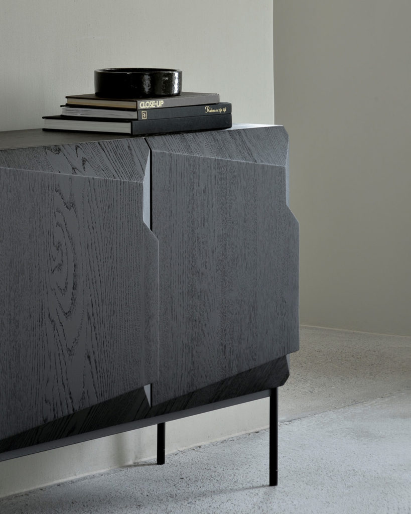 Buffet Stairs en chêne noir teinté vernis et pieds en metal noir dans une maison