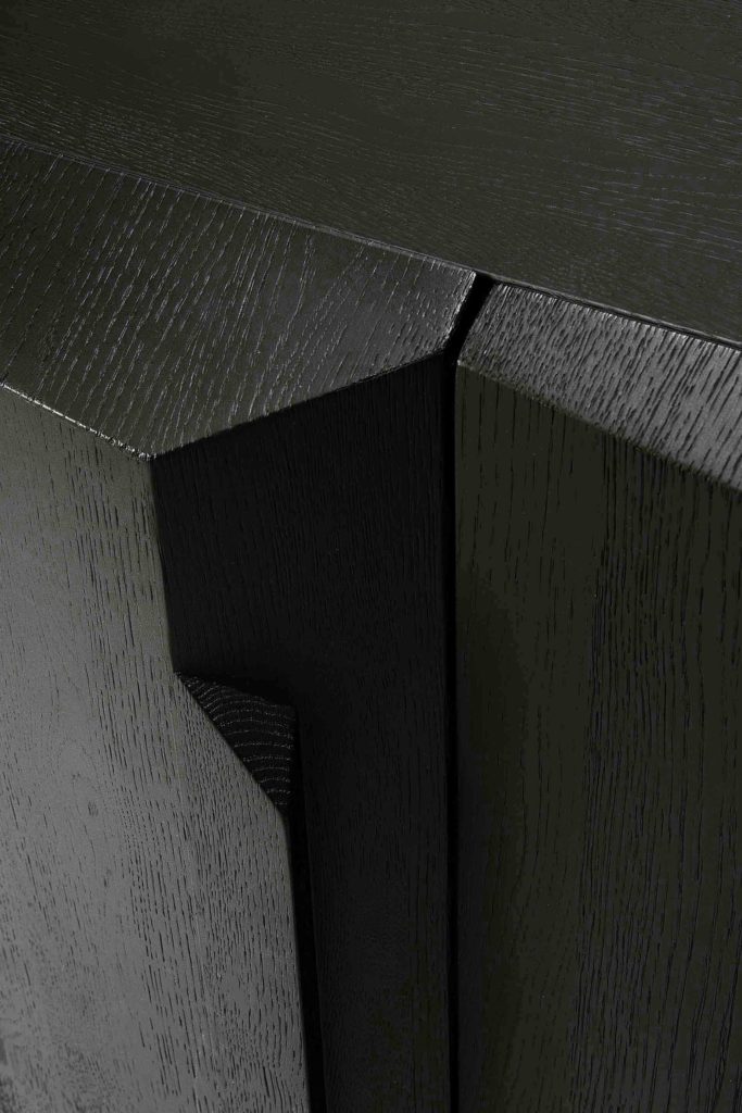 Une vue rapprochée du Buffet Stairs en chêne noir.