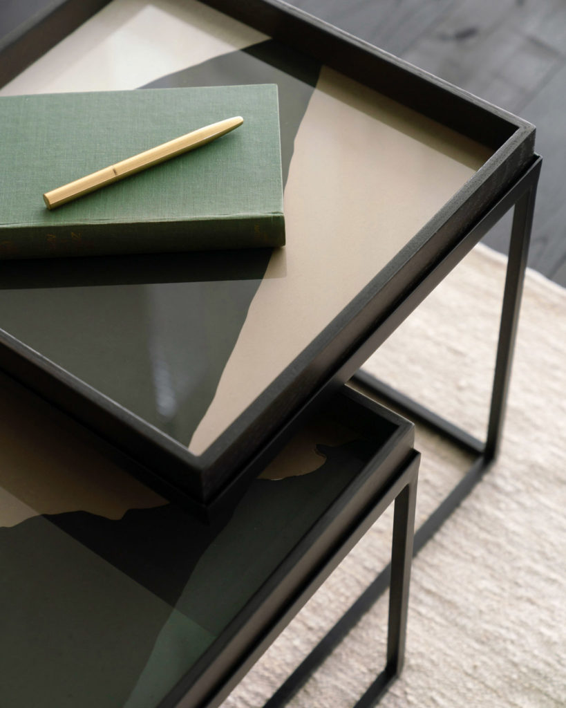 Un Plateau carré en verre Bleu Wabi Sabi Petite table basse avec un stylo vert et un carnet.