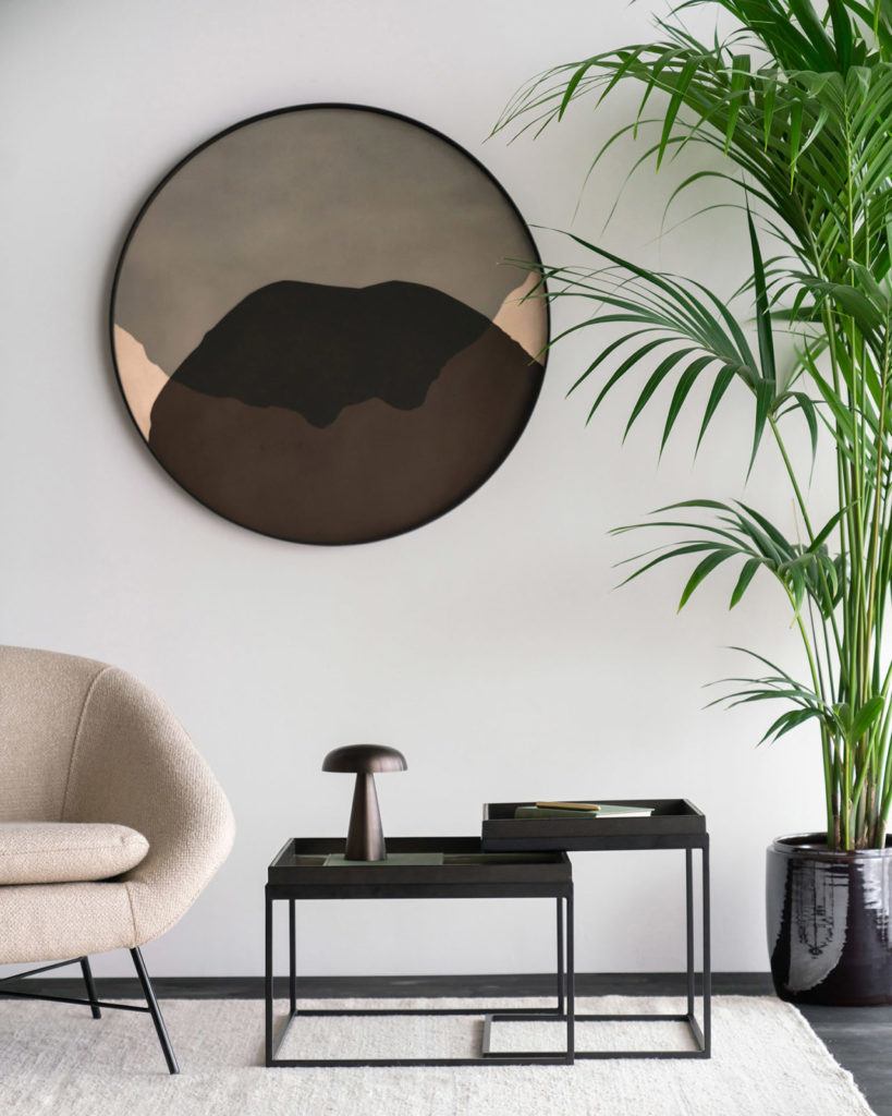 Un salon moderne avec un tableau Plateau carré en verre bleu Wabi Sabi Small noir et blanc.