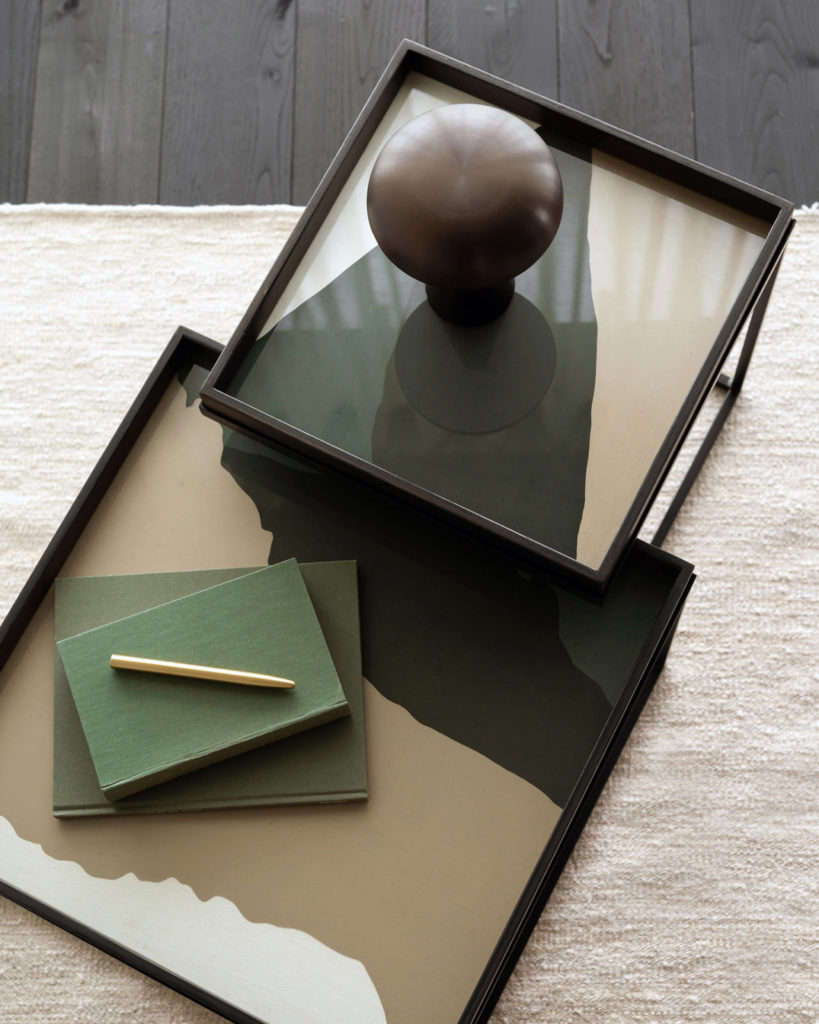 Un Plateau carré en verre Crème Wabi Sabi Grand plateau avec un carnet et un stylo dessus.