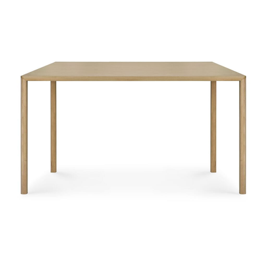 Une table rectangulaire avec un plateau et des pieds en bois de chêne naturel.
