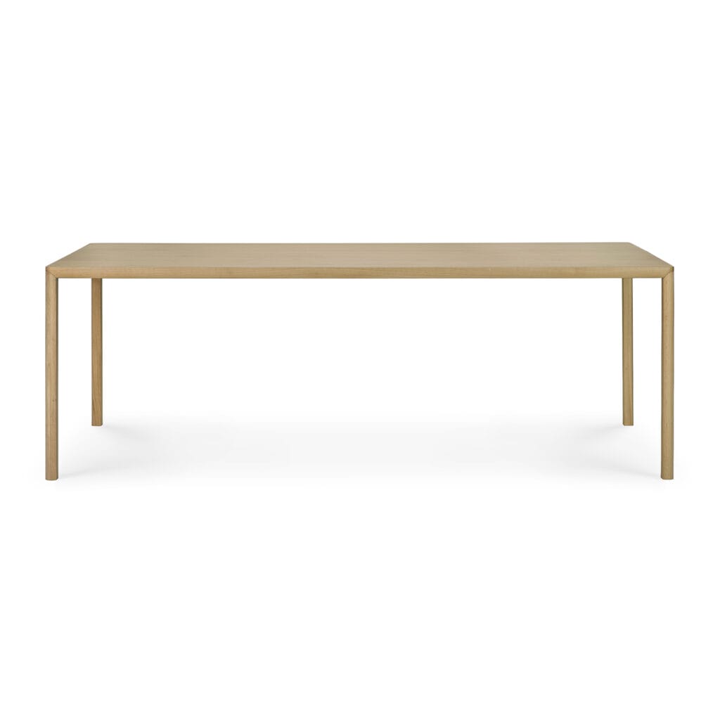 Une table rectangulaire avec un plateau en bois sur fond blanc.