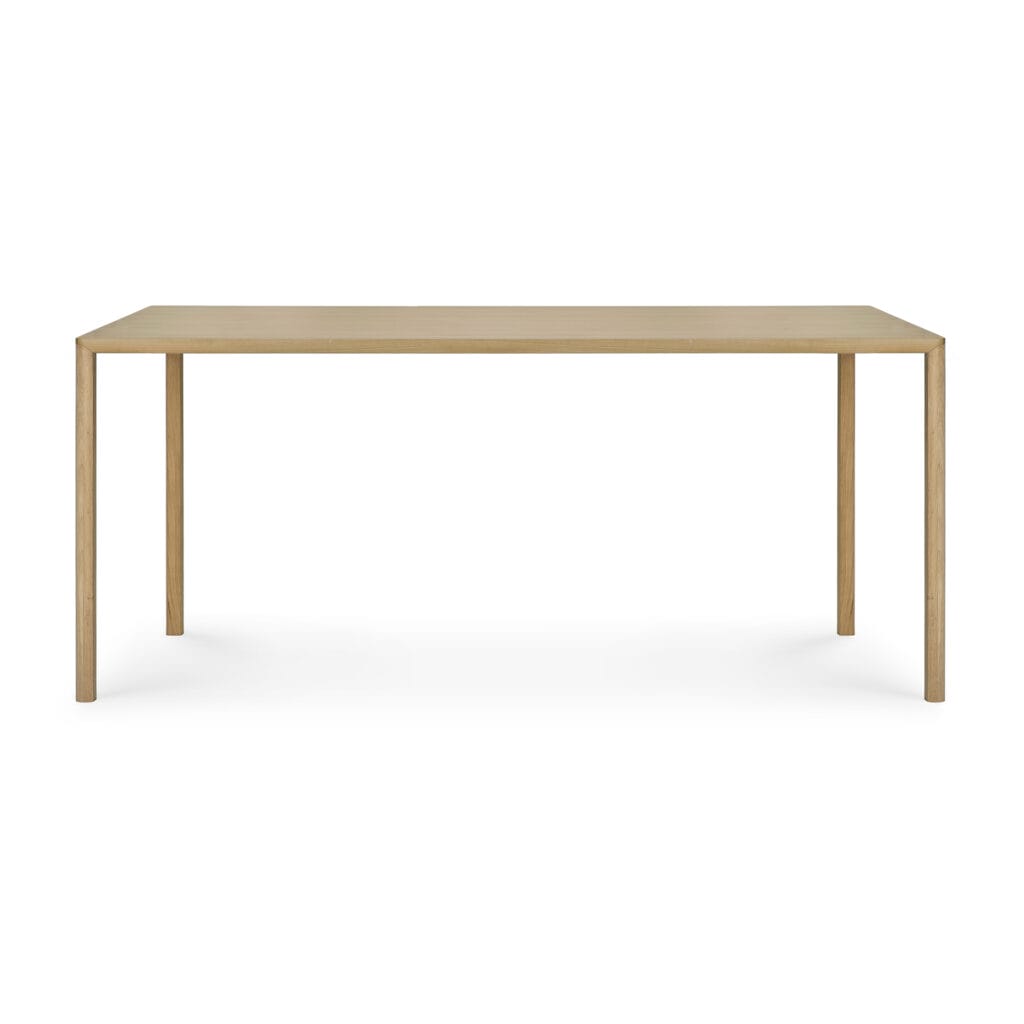 Une table rectangulaire en chêne sur fond blanc.