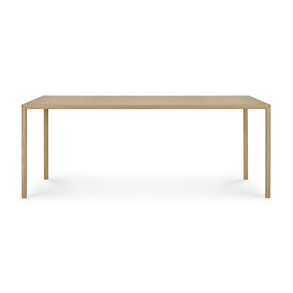 Une table rectangulaire avec un plateau en bois sur fond blanc.