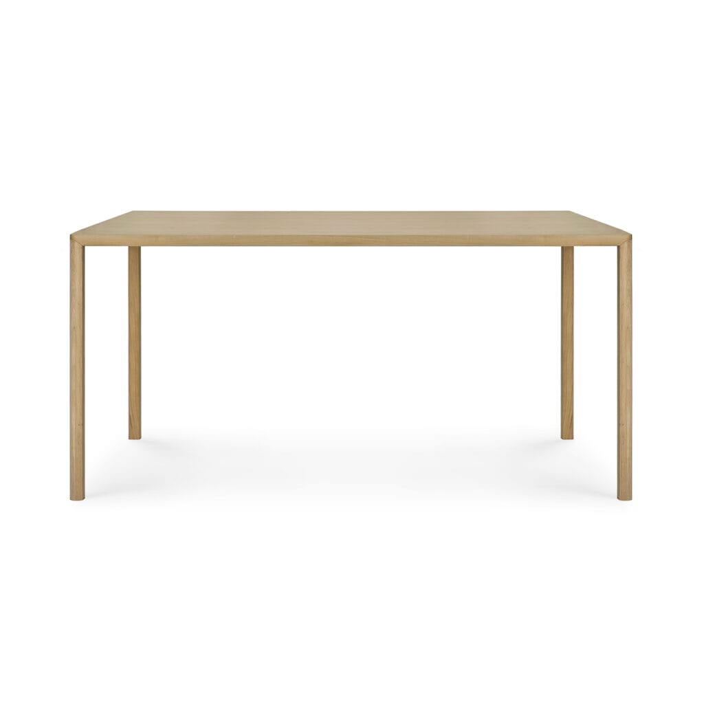 Une table rectangulaire en bois de chêne naturel, de dimensions L : 140, L : 80, H : 76, posée sur un fond blanc.