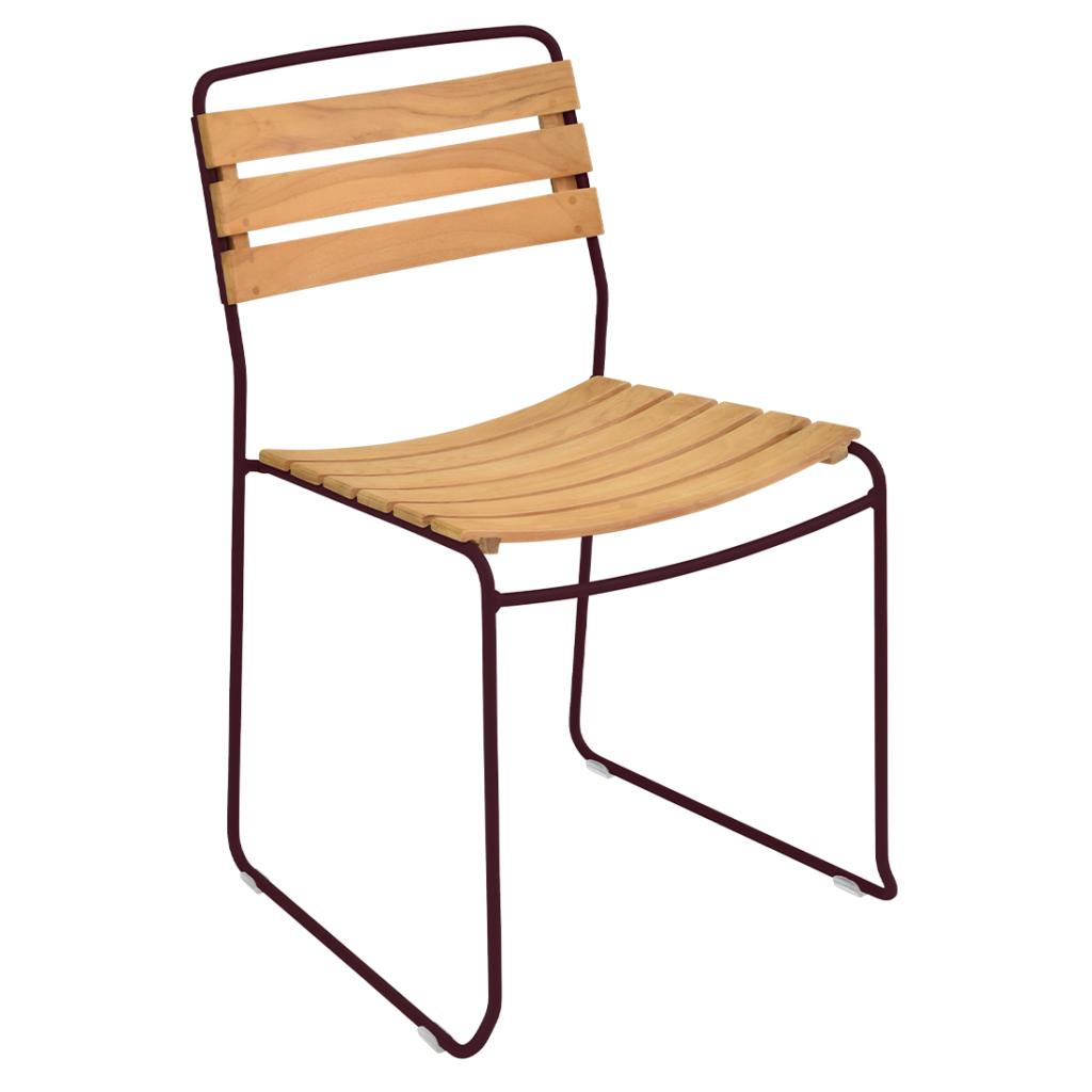 Une chaise en teck avec une structure métallique surprenante.