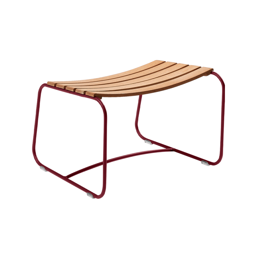 Un banc en bois avec un plateau à lattes en teck.