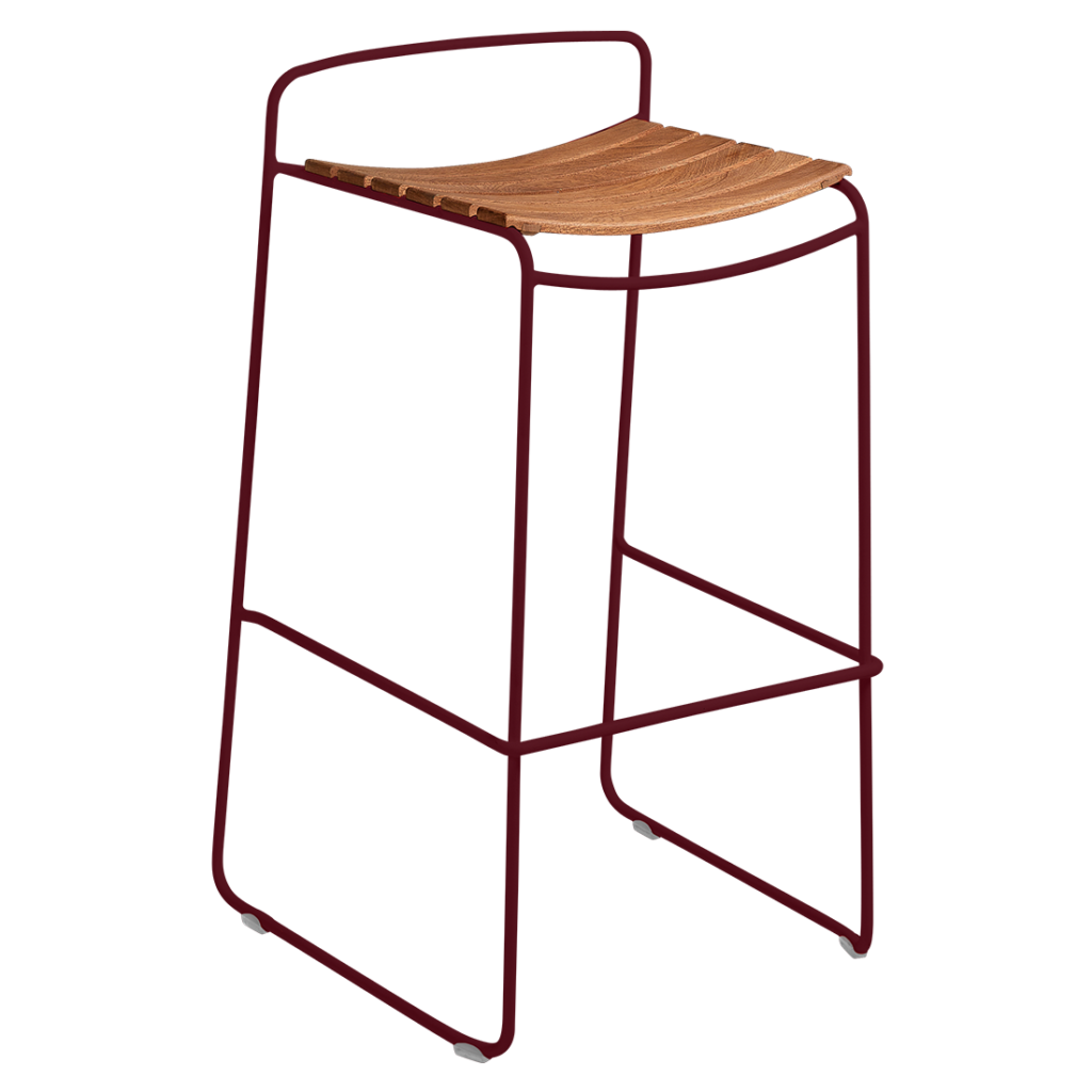 Un tabouret bordeaux avec une assise en bois.