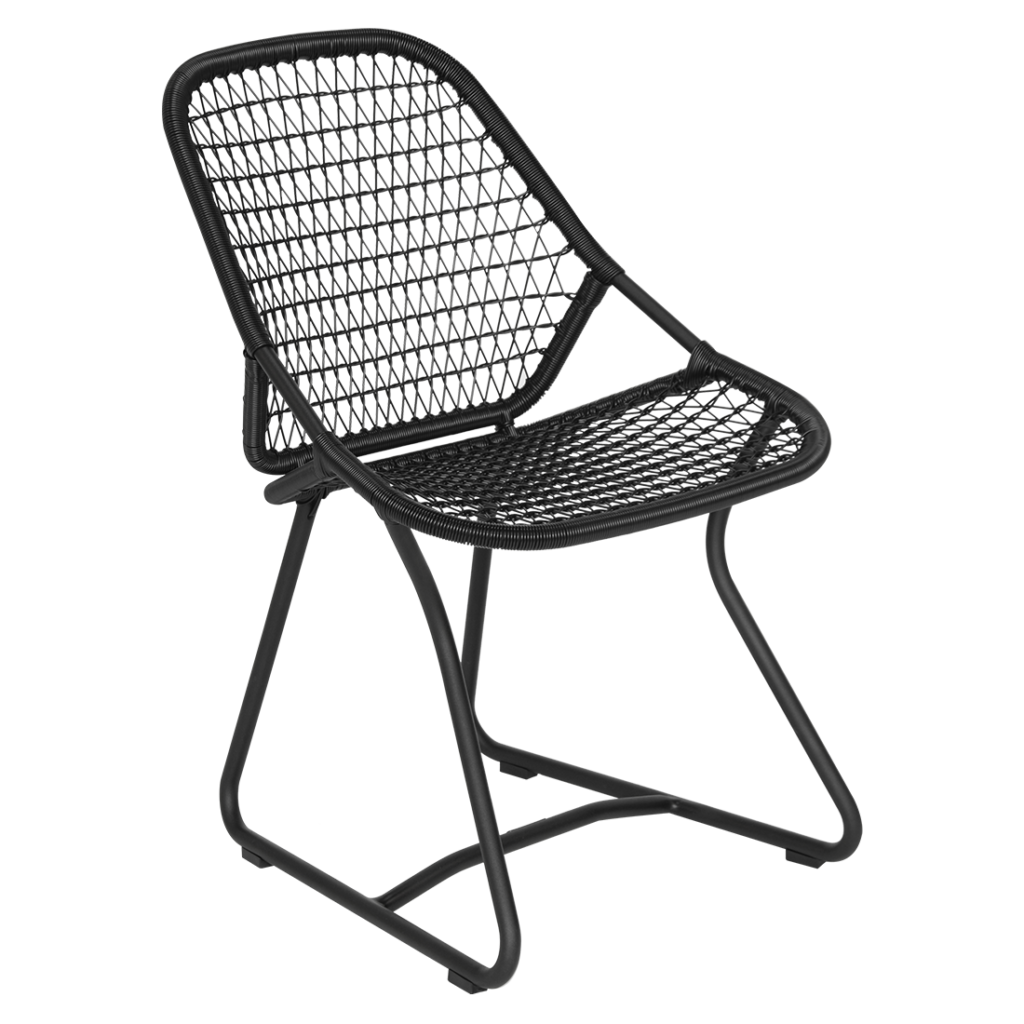 Une chaise de salle à manger en rotin noir de style années 60 avec un cadre noir.
