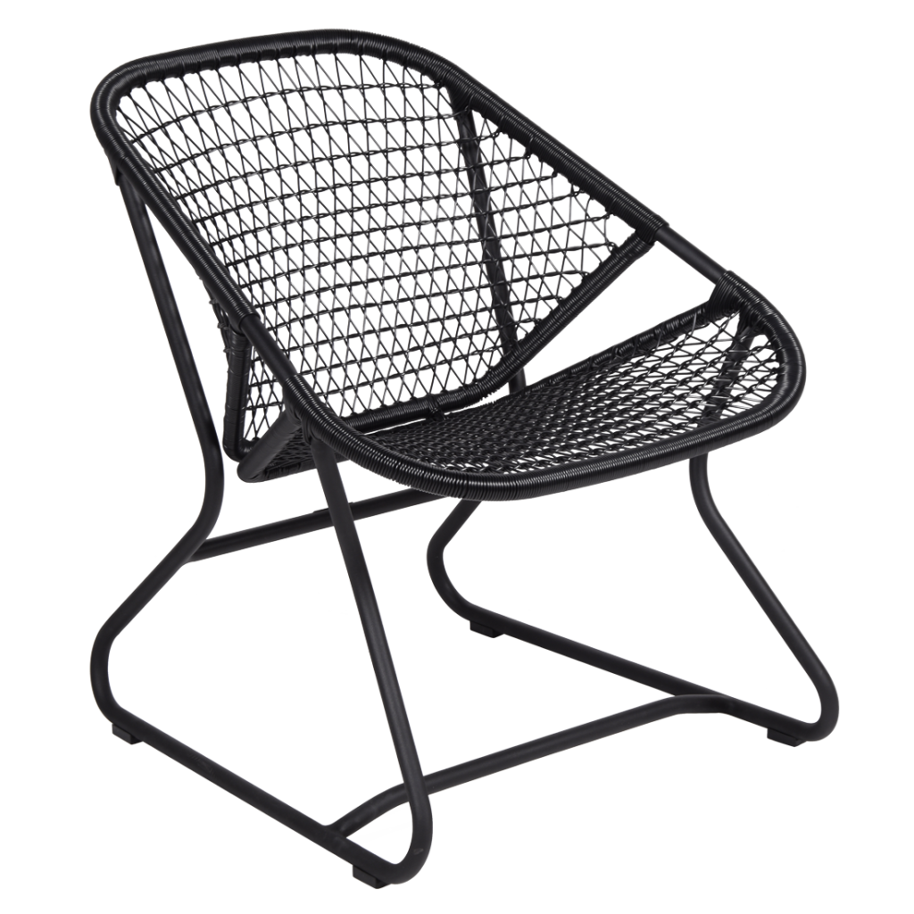 Un fauteuil en rotin noir sur fond blanc, rappelant les années soixante.