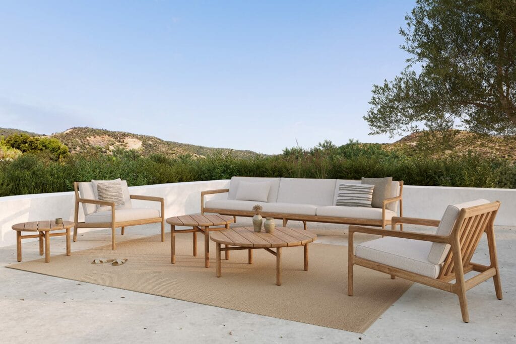 Un ensemble de meubles de patio en bois avec la Table basse de jardin Quatro.