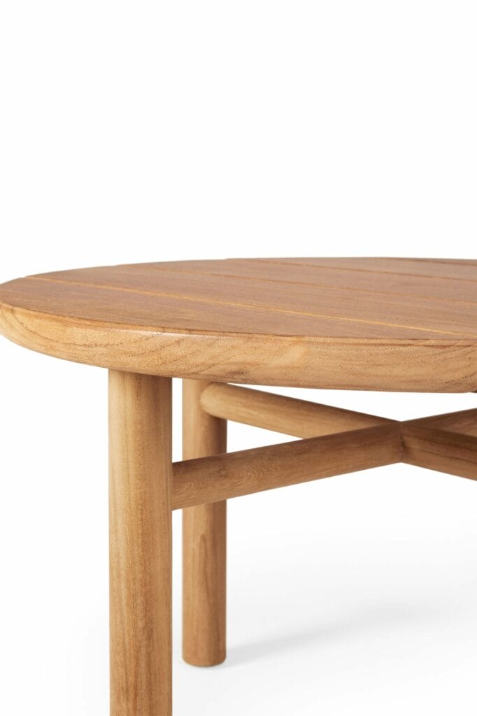 Une table basse de jardin Quatro en bois ronde avec une base en bois.